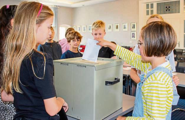 Kreuz machen, Zettel falten, in die Wahlurne werfen: Kinderparlament wählt im Rathaus Schülersprecher. Foto: N. Wissing