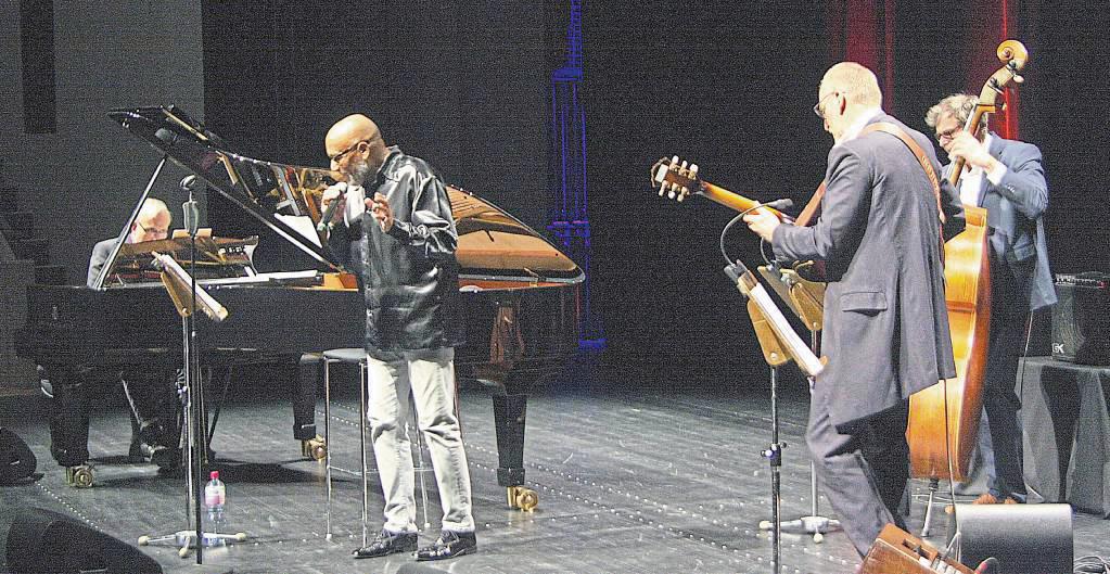 Unterstützt wird Ron Williams auf der Bühne vom Jörg-Seidel-Trio.