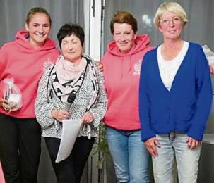 Siegten in der Bruttowertung: Greta Jasper (l.) und Eileen Glass (2.v.r.) mit den Organisatorinnen des Charity-Events, Renate Goedecke (2.v.l.) und Gabi Weichert.