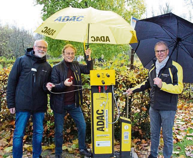 Wolfgang Marcus (Heimatverein), Stefan Wiesner (Vorsitzender Heimatverein) und Bernd Kurzweg (Vorstandsvorsitzender ADAC Westfalen) (v.l.) präsentieren die Säule. Foto: Mintert