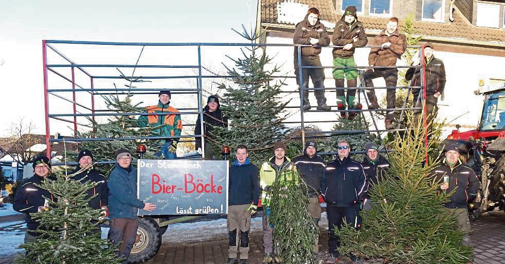 Die „Bier-Böcke“ haben die Weihnachtsbäume in Kallenhardt eingesammelt. Foto: Kloer