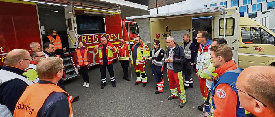 Lagebesprechung der Führungskräfte: Hilfsorganisationen, Feuerwehr und THW probten jetzt überörtliche Hilfe für die Fußball-Europameisterschaft.