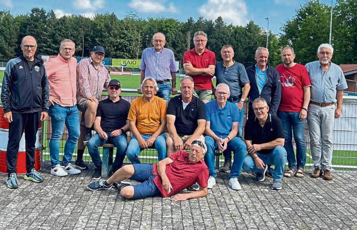 Zum Gedankenaustausch trafen sich über 65 ehemalige Kicker des TuS Anröchte. Dabei wurde über alte Zeiten gefachsimpelt. Im Bild: Das Orga-Team.