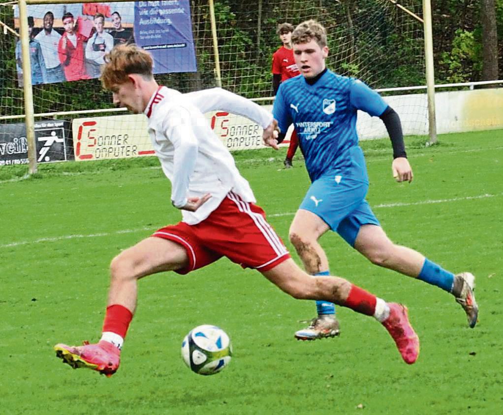 Seine Erfolgsserie will der noch ungeschlagene SC Lippstadt (in Blau) beim Gastspiel in Bad Waldliesborn weiter ausbauen. Die Erwitter (in Weiß) wollen nichts unversucht lassen, um gegen die JSG Overhagen ihren ersten Dreier einzufahren. Foto: Dannhausen