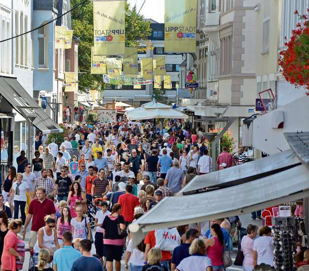 Der Handel dominiert in der Lippstädter City. Ändert sich das in der Zukunft? Was kann die Innenstadt über die Geschäftswelt hinaus attraktiver machen? Darum geht es im ersten Fenster unseres Heimatwünsche-Adventskalenders. „Handel, Verkehr, Barrierefreiheit, Platz zum Spielen…: Was wünschen Sie sich für die Innenstadt der Zukunft?“, lautet die Frage zum 1. Dezember. Schreiben Sie uns Ihren Wunsch per E-Mail an heimatwuensche@derpatriot.de.