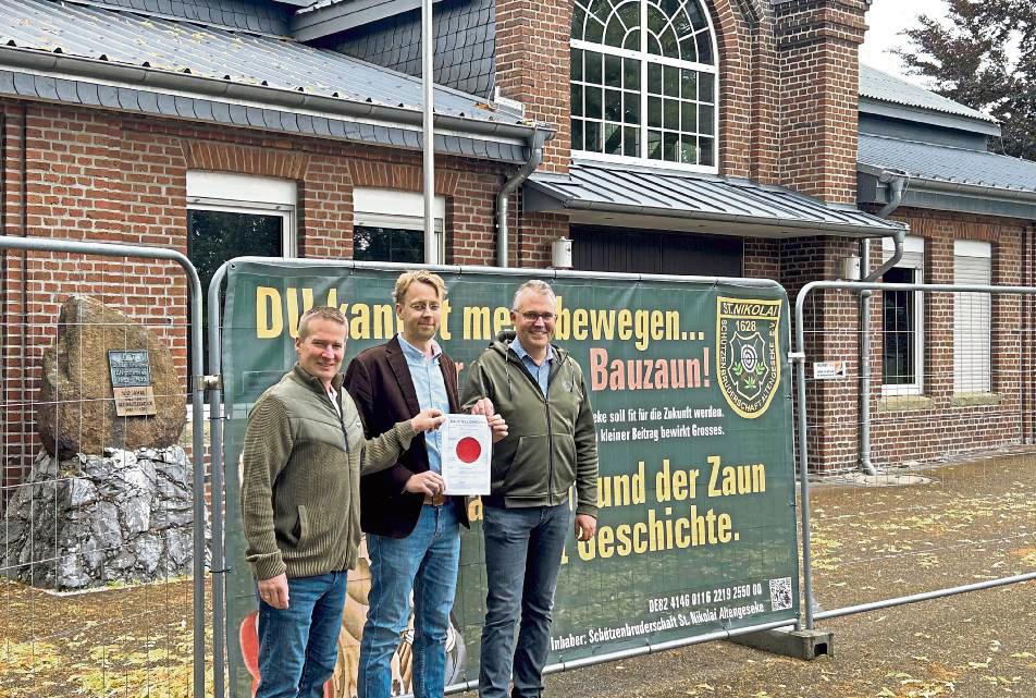 Die Baugenehmigung ist da, die Förderung bewilligt: Oberst Mark Bergmann, Schriftführer Jan Lorenz Rubarth und Ortsvorsteher Thomas Gerwin freuen sich.