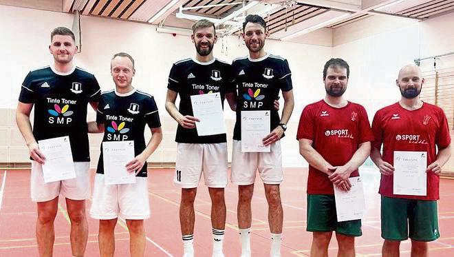 Federfußballer Sven Walter (2.v.l.) vom TV Lipperode und sein Doppelpartner Gergö Horváth (l.) unterlagen im Finale den Zentarra-Brüdern Christopher und David (M.).