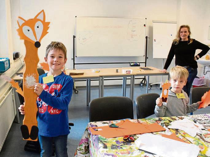 Bei dieser Gruppe war großes Fuchsbasteln angesagt. Hannes präsentiert den Zaunlatten-Fuchs. Foto: Mintert