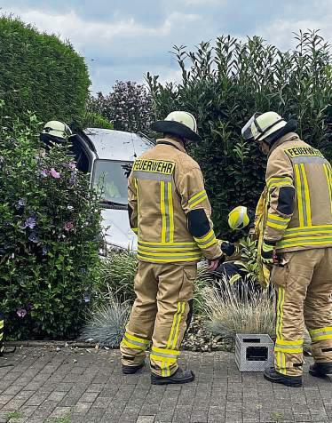 Das Auto kam im Beet zum Stehen. Foto: feuerwehr