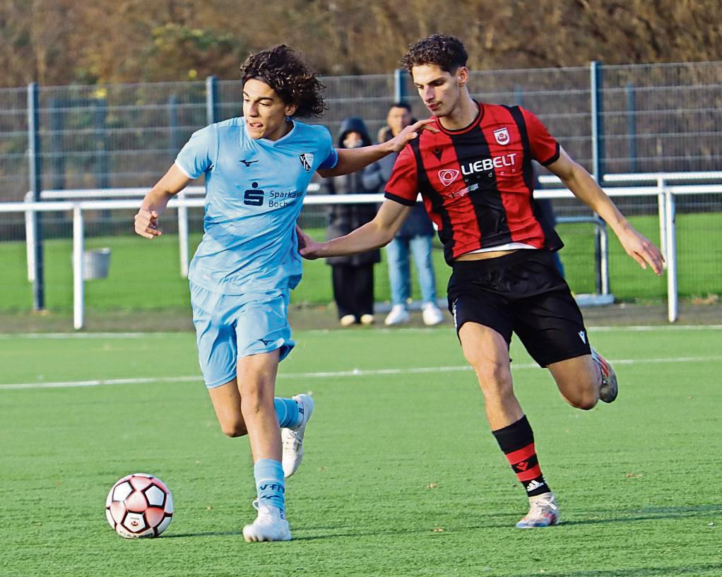 Nicht entwischen lassen will die B-Jugend des SV (in Schwarz-Rot) am Sonntag den Spitzenreiter Borussia Dortmund. Dafür benötigt man allerdings eine Topleistung. Foto: Feichtinger