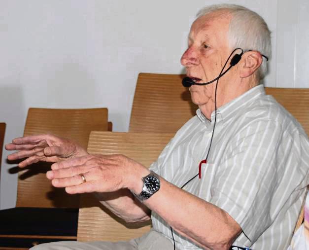 Heimatforscher Rudi Fischer brachte den Senioren Anröchtes Geschichte näher.