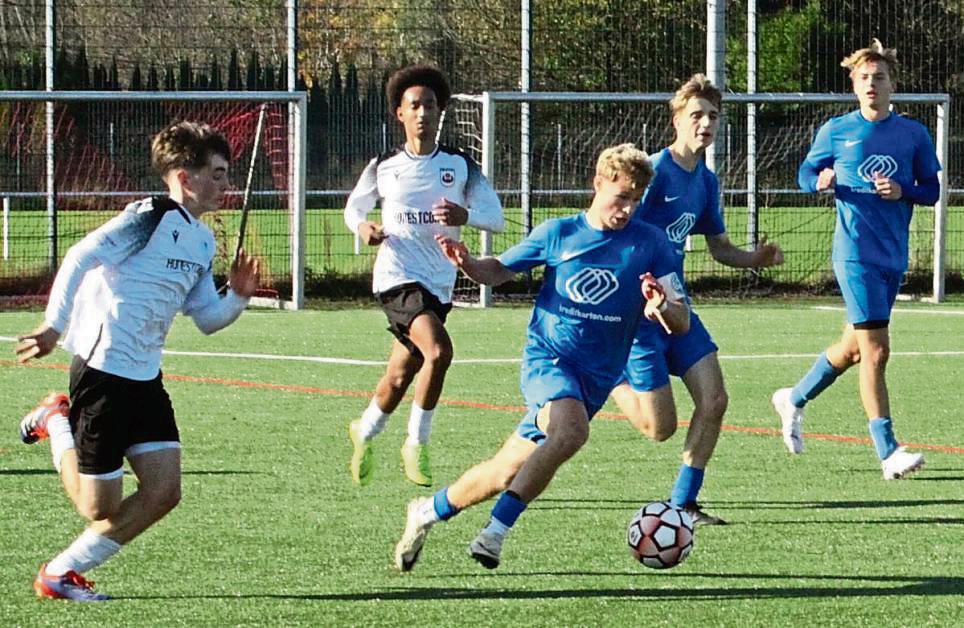 Nicht entwischen lassen wollen die A-Junioren des SV Lippstadt (in Weiß) im letzten Heimspiel vor der Winterpause den Gegner aus Dortmund. Foto: Dannhausen