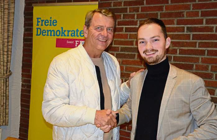 Landtagsvizepräsident und FDP-Bezirkschef Christof Rasche (l.) war erster Gratulant für Fabian Griewel, der ohne Gegenstimme erneut zum Kandidaten der FDP für die Bundestagswahl gewählt wurde. Foto: Wilms