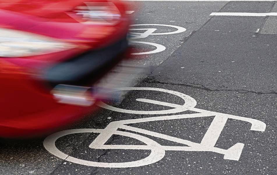 Autofahrer hätten in Lippstadt Priorität, kritisieren die Fahrradnetzwerk-Mitglieder. Foto: dpa