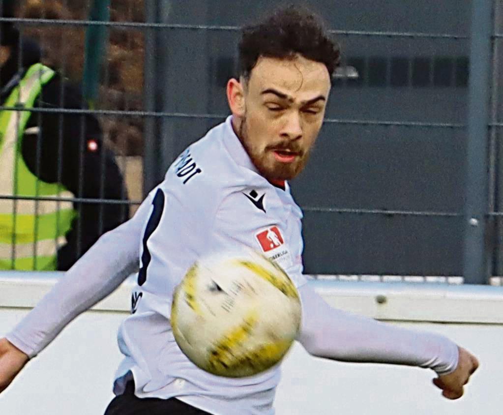 Augen zu und durch – das war Dienstagabend beim ersten Test in Bielefeld schwierig für Marcello Romano und den SV Lippstadt. Die Arminia gewann diese einseitige Partie unter Ausschluss der Öffentlichkeit deutlich mit 6:0. Foto: Lütkehaus