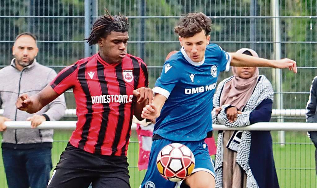 Mit einem 1:1 gegen Bielefeld II stoppten die BII-Junioren des SV Lippstadt (in Schwarz-Rot) ihre Talfahrt in der Landesliga. Zuletzt kassierte man drei Niederlagen in Folge. Foto: Feichtinger