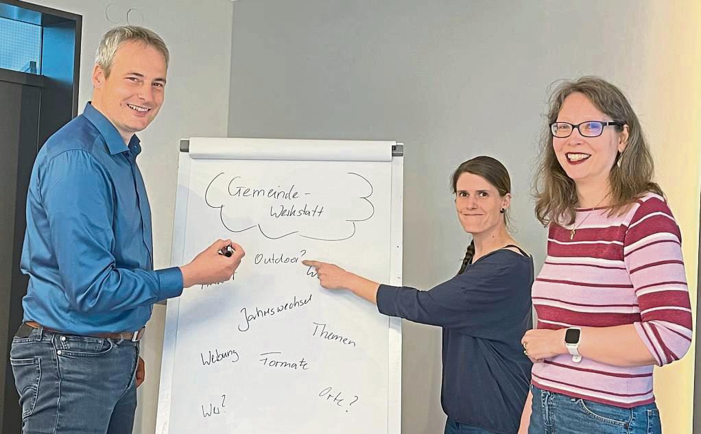 Werben fürs Mitmachen in der „Gemeindewerkstatt“, v.l.: Presbyter Alexander Tschense, Mirja Friedrich („Vorne anfangen“) und Pfarrerin Dr. Ivonne Buthke.