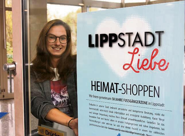 Ob per Plakat oder Aufkleber: Mit der Aktion „Lippstadt-Liebe: Heimat-Shoppen“ betonen Lippstädter Geschäfte die Bedeutung des Einkaufens vor Ort. Foto: Schwade