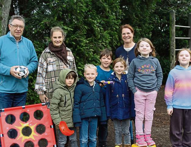 Über das tolle Abschneiden beim Sportabzeichen-Wettbewerb auf Landesebene freuen sich auch Schulleiterin Melanie Langkamp, Andel Mehn und Hans-Josef Wessel (Vorsitzender SSV Rüthen) zusammen mit einigen Schülern der Luzia-Grundschule Oestereiden.