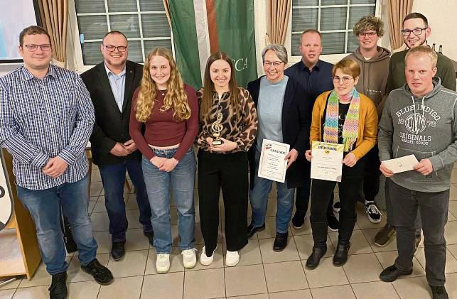 Der Vorstand und die Geehrten: (v.l.) Kai Lenze, Frank Steffens, Nicola Gerwin, Paula Dahlhoff, Anja Schulte, Tobias Joeks, Christina Fröhlink, Nico Struchholtz, Christopher Joeks (2. Platz Musiker des Jahres) und Tobias van der Wal.