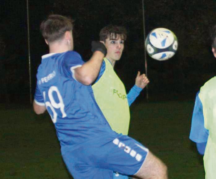 Die Tabellenführung verteidigte der SC Lippstadt (mit Leibchen) mit einem 3:0-Sieg gegen Lipperbruch. Foto: Dannhausen