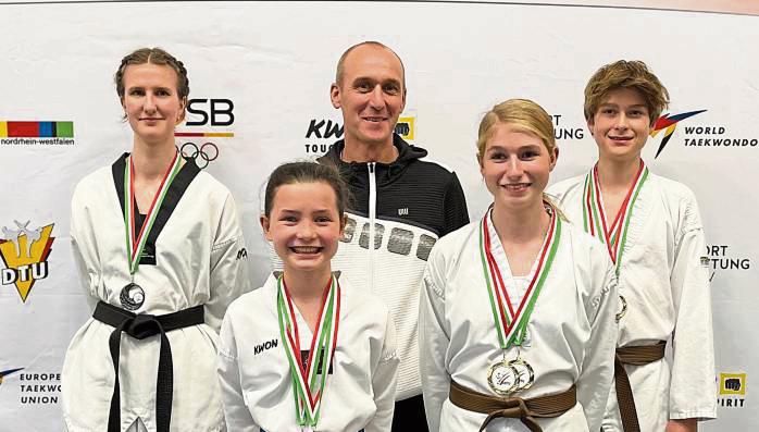 Goldregen für den Taekwondo-Verein Mastholte bei den Ilyeo Open: Antonia Lobemeier, Justus Büscher, Hanna Büscher und Sophie Denzel mit Trainer Ulrich Vinnemeier.