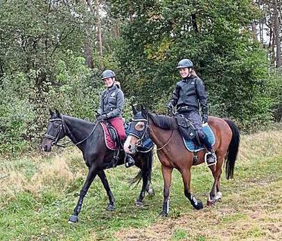 Das passt! Die Distanzreiterinnen Marlin (l.) und Cosima Lenhard (r.) vom RV Erwitte, hier auf der Strecke in Stukenbrock, sind zusammen mit ihren Ponys „Kleiner König“ und „Nanuk“ gut aufeinander abgestimmt.