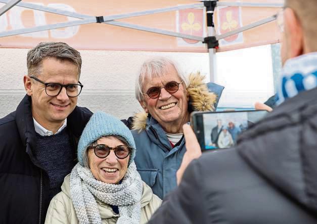 Zeit für Gespräche und Fotos: Ulrike und Hermann Schumacher aus Upsprunge ließen sich von Bürgermeister Ulrich Berger mit Carsten Linnemann fotografieren. Foto: Laame