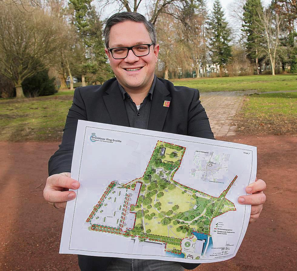Bürgermeister Hendrik Henneböhl freut sich darauf, dass 2024 in Erwitte zahlreiche Projekte umgesetzt werden – zum Beispiel die Umgestaltung des Schlossparkes. Foto: Puls