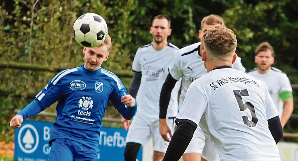 Nicht viel zu holen gab es für Aufsteiger SuS Westenholz II (im Blau) im Derby gegen die SG Verlar/Mantinghausen. Am Ende gewann die SG deutlich mit 4:0. Foto: Brand