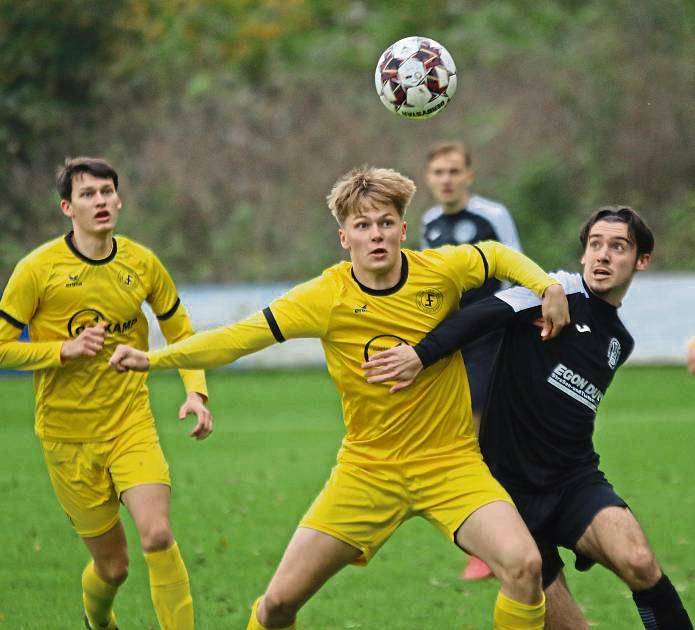 Nicht unterschätzen wollen die SuS-Akteure (in Gelb) den Tabellenletzten FC Altenhof, der Bad Westernkotten schon im Hinspiel Probleme bereitete. Foto: Wiegand