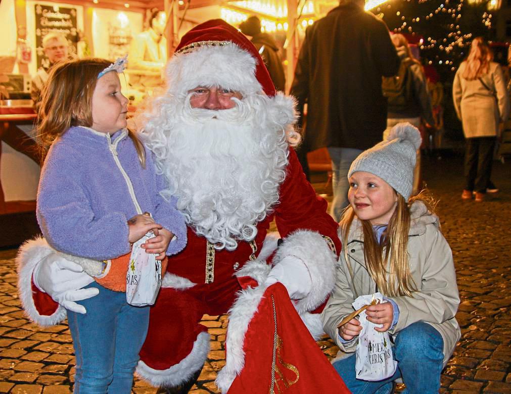 Ho, Ho, Ho: Ella und Dina freuen sich über die unverhoffte Begegnung mit dem Weihnachtsmann alias Jürgen Hintz in der Lippstädter Fußgängerzone. Foto: Helga Wissing