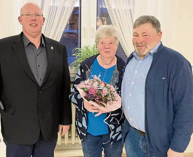 Vorsitzender Olaf Sauermann (l.), hier im Bild mit dem geehrten Norbert Mühlenschulte und Frau Sylvia.