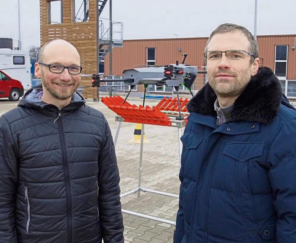 Prof. Dr. Stefan Lier aus Meschede (l.) und Prof. Dr. Andreas Schwung aus Soest forschen an autonomen Drohnen-Fluglinien.