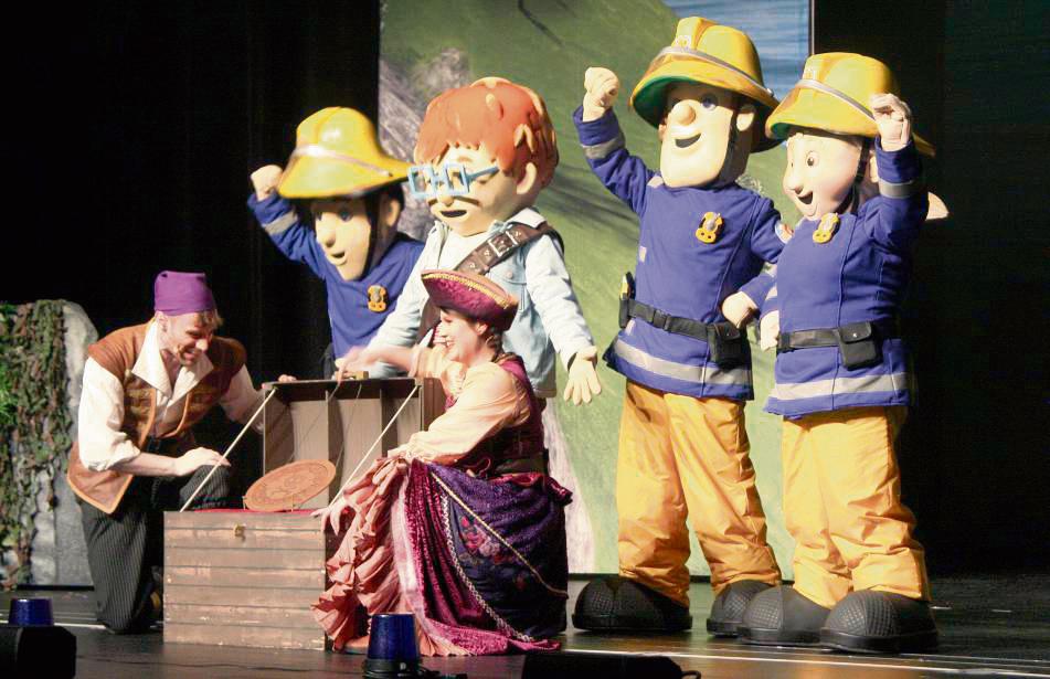 Das Theater auf Tour brachte „Feuerwehrmann Sam Live! – Der verlorene Piratenschatz“ mit viel Aufwand über die Bühne. Foto: Wissing 