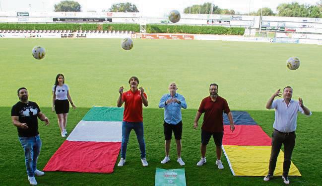 Kann losgehen: Die Charity-Match-Organisatoren um Matze Knop (3.v.l.) freuen sich auf Spiel, Spaß und eine fette Spendensumme. Foto: Lütkehaus