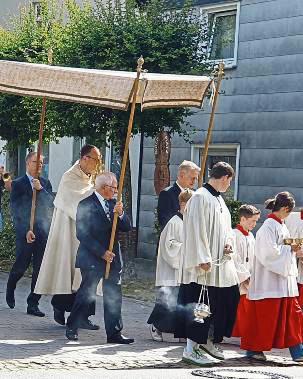 Prozession zu Ehren des Kirchenpatrons St. Vitus.