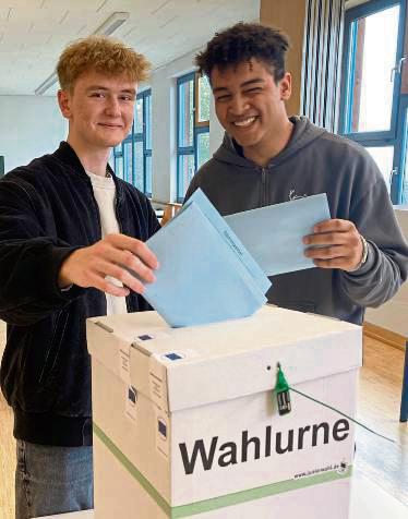 Jede Stimme zählt: Joel und Joachin aus der Stufe 10 am FSG werfen ihre Wahlzettel in die Wahlurne. Foto: Frenz