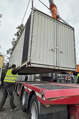 Leistungsstark für die Ukraine: Mit einem Kran wurde das Stromaggregat auf den Lkw verladen. Foto: Cegelski