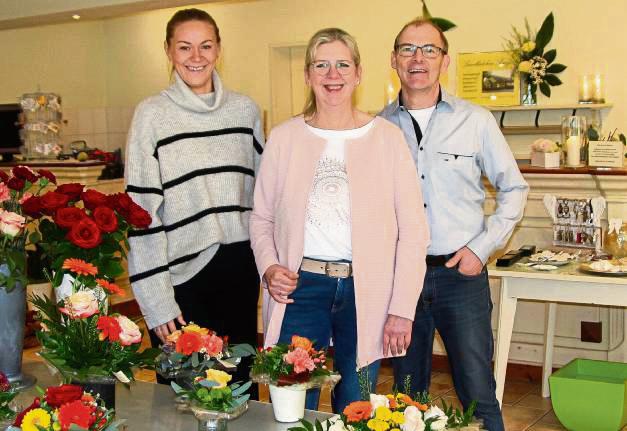 Heike und Reiner Prieger geben ihr Landlädchen in die Hände von Olga Friesen (l.), die im Februar unter dem Namen „Lebensblume-Floristik“ startet. Foto: Helga Wissing