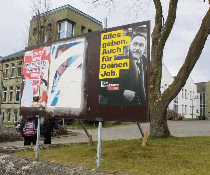 Zerfetzt ist das AfD-Wahlplakat einen Tag nach der Bundestagswahl. Die in Teilen rechtsextreme Partei holte in Anröchte 22,4 Prozent der Zweitstimmen. Foto: Meschede