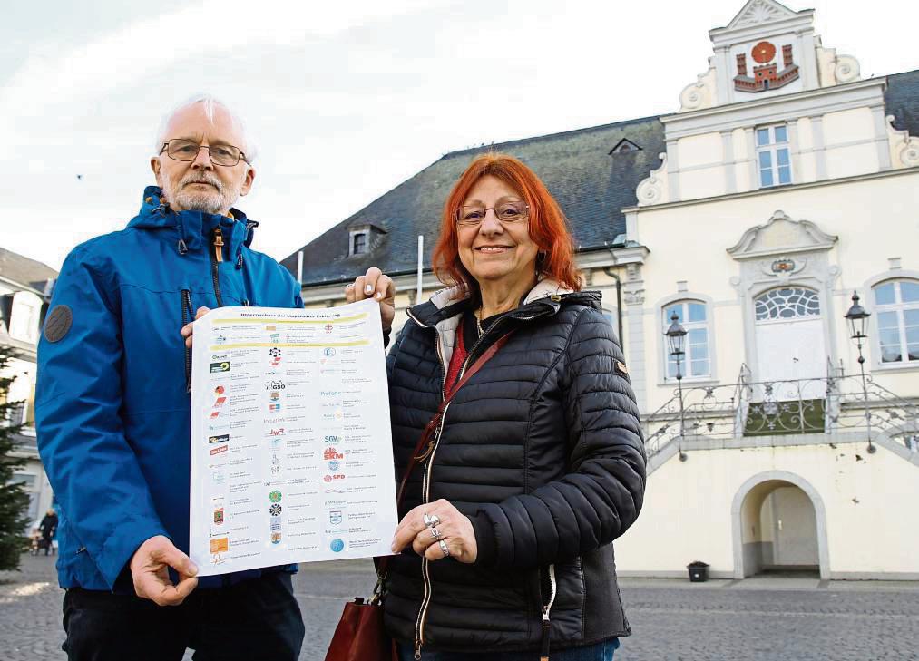 Rufen zur Unterzeichnung der Lippstädter Erklärung auf: Michael Tack und Margot Bell vom Lippstädter Netzwerk für Frieden und Solidarität. Foto: Rückert