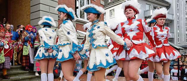 Die Tänzerinnen des SV Geseke organisieren in diesem Jahr den Frauenkarneval – und werden wie hier vorm Alten Rathaus 2024 auch sebst auf der Bühne stehen. Archivfoto: Kossack