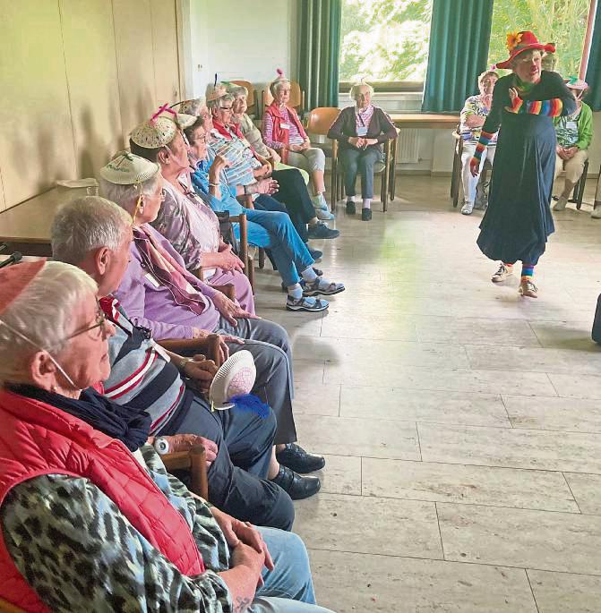 Senioren aus Rüthen hatten viel Freude mit Clown Frau Barbarella. Foto:Frenz