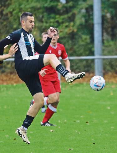 Nach drei Spielen ohne Sieg wollen Oliver Henneböhl (vorne) und der TSV Rüthen endlich wieder dreifach punkten. Foto: Wiegand