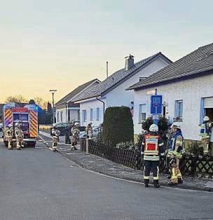 Unter Atemschutz löschte ein Trupp der Lippstädter Feuerwehr den Kabelbrand in der Küche eines Einfamilienhauses an der Callostraße in Bökenförde. Foto: Feuerwehr Lippstadt