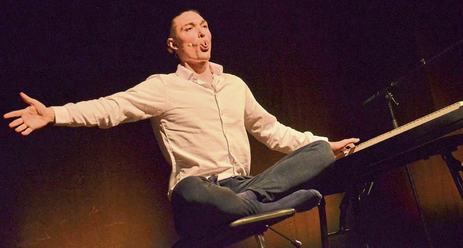 Andreas Langsch machte Yogaübungen am Piano. Foto: Gröbing