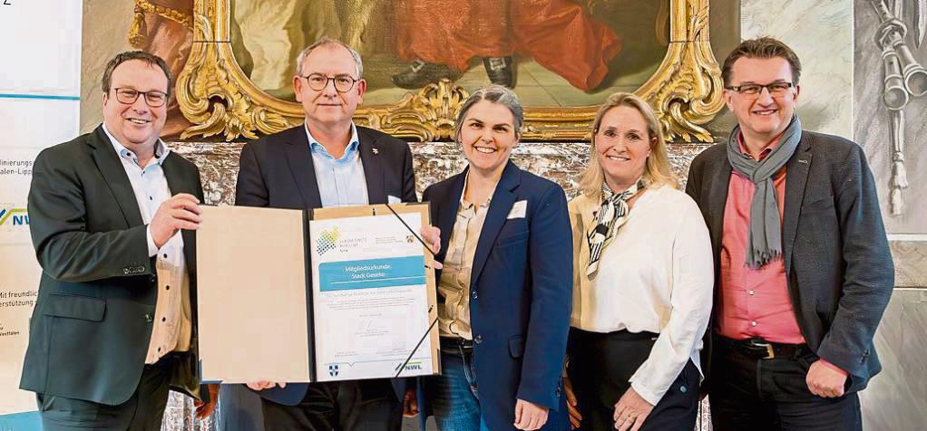 Landesverkehrsminister Oliver Krischer (v.l.) überreicht die Beitrittsurkunde zum Zukunftsnetz Mobilität an Peter Stephan (Fachbereichsleiter Stadtentwicklung) und Julia Krümmelbein (Klimaschutzbeauftragte). Daniela Niestroy (Leiterin Koordinierungsstelle Westfalen-Lippe) und Joachim Künzel (Geschäftsführer Zweckverband Nahverkehr Westfalen-Lippe) freuen sich ebenfalls. Foto: go.Rheinland GmbH/Smilla Dankert