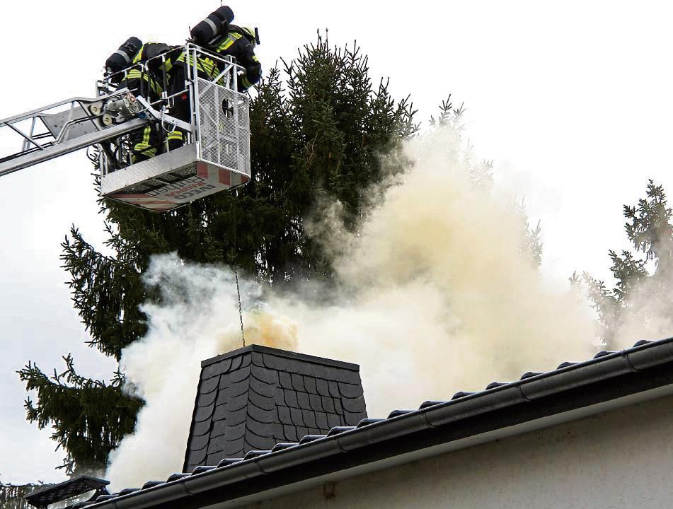 Unser Symbolfoto zeigt einen Kaminbrand. Um die Gefahr zu bannen, kehren die Einsatzkräfte der Feuerwehr den Schornstein. Symbolfoto: Mund