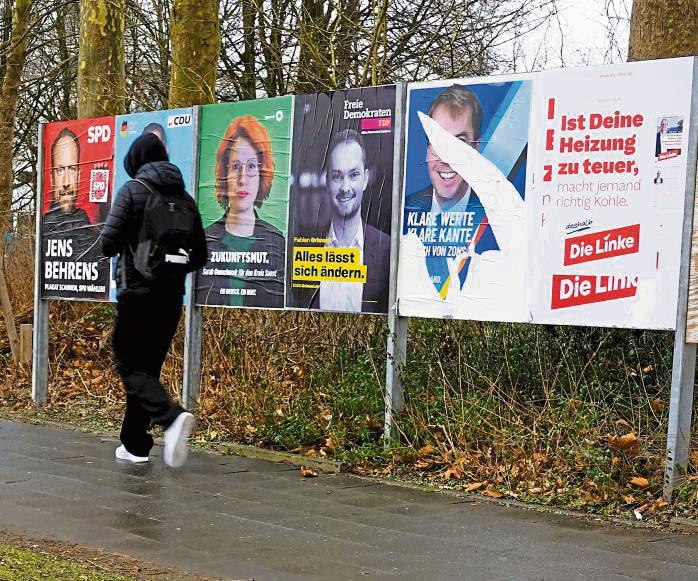 Der Anblick täuscht: Auch wenn sein Plakat an der Curiestraße (Wahlbezirk Lippe-Berufskolleg) zerissen wurde, war AfD-Bundestagskandidat von Zons hier mit 41 Prozent der Erststimmen besonders erfolgreich. Foto: Vielberg